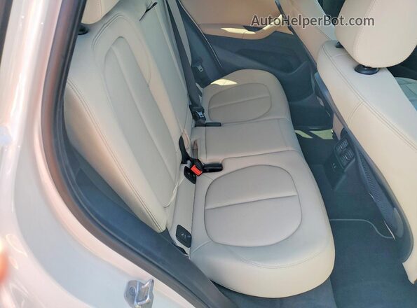 WBXJG7C08M5S79830 2021 BMW X1 White Widok wnętrza z tyłu