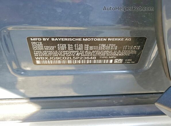 WBXJG9C02L5P23648 2020 BMW X1 Blue VIN კოდის სტიკერის ხედი