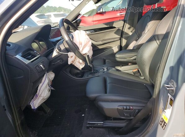 WBXJG9C02L5P23648 2020 BMW X1 Blue წინა სალონის ხედი