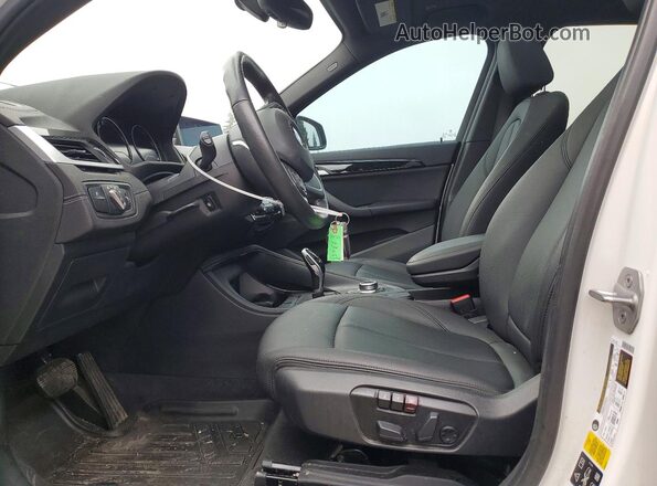WBXJG9C03L5P89450 2020 BMW X1 White Вид салону спереду