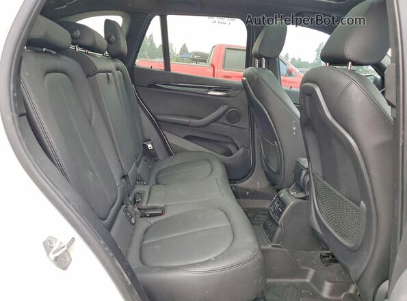 WBXJG9C03L5P89450 2020 BMW X1 White Вид задньої частини салону