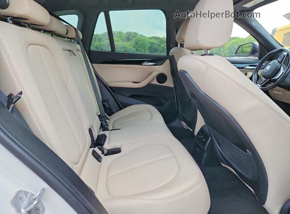 WBXJG9C04M3M76355 2021 BMW X1 White უკანა სალონის ხედი