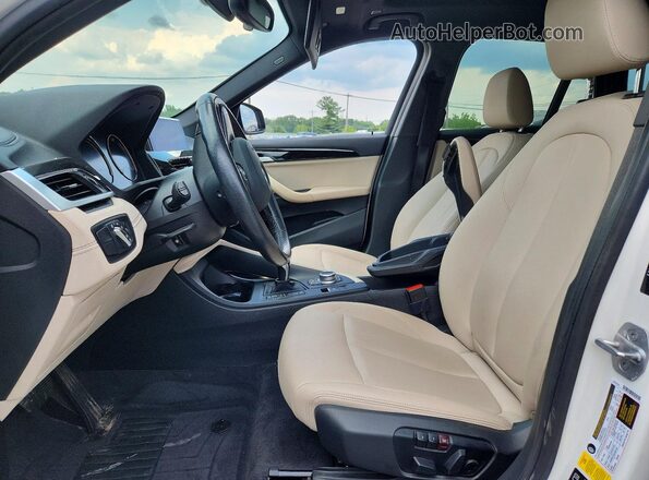 WBXJG9C04M3M76355 2021 BMW X1 White წინა სალონის ხედი