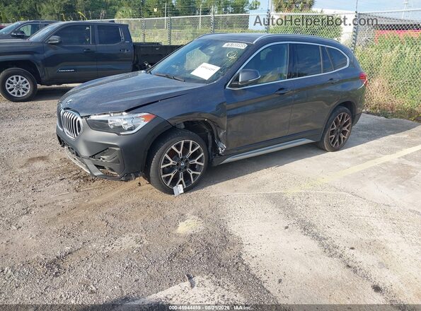 WBXJG9C06M5T33833 2021 BMW X1 Gray Vista tres cuartos delantera izquierda