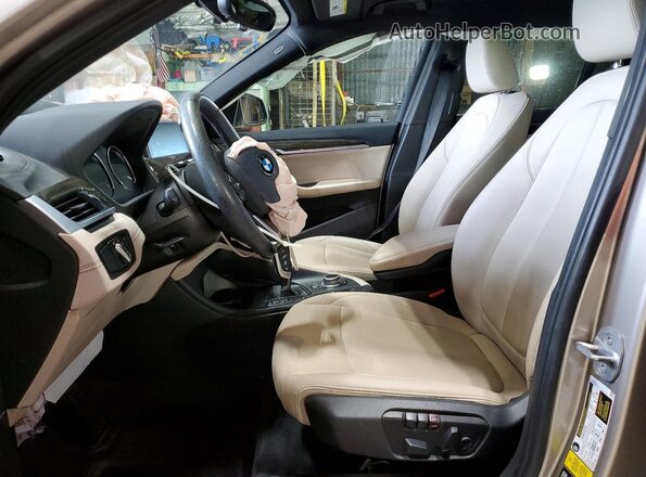 WBXJG9C07M5U46920 2021 BMW X1 Tan წინა სალონის ხედი