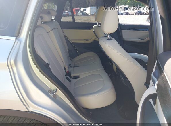 WBXJG9C08M5S20482 2021 BMW X1 Silver VIN կոդի պիտակի տեսք