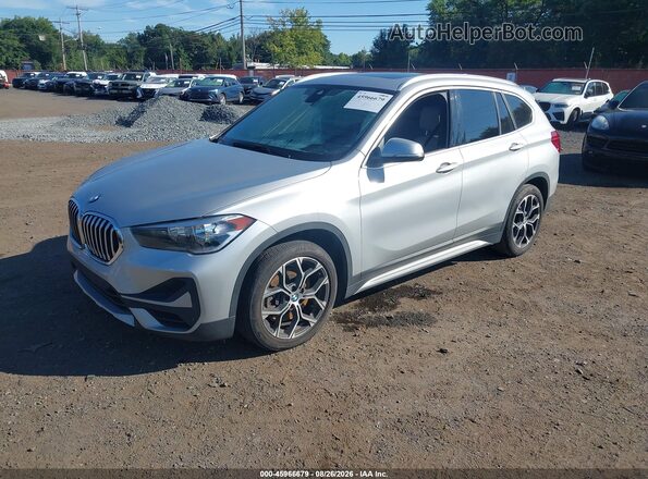 WBXJG9C08M5S20482 2021 BMW X1 Silver Առջևի ձախ երեք քառորդ տեսարան