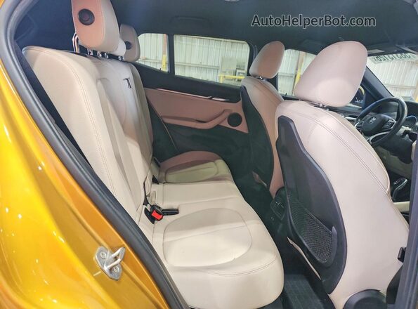 WBXYH9C00L5N87712 2020 BMW X2 Gold Widok wnętrza z tyłu