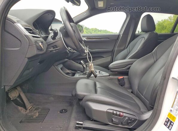 WBXYJ1C09N5U51801 2022 BMW X2 White Вид салону спереду