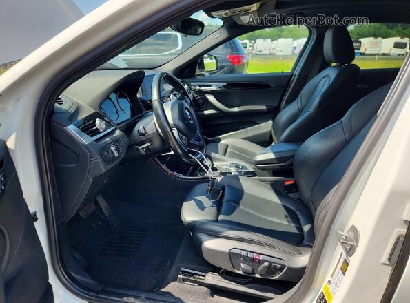 WBXYJ5C33JEF75786 2018 BMW X2 White Вид салону спереду