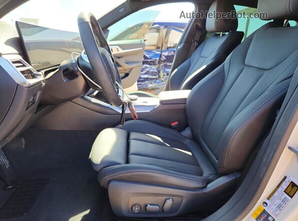 WBY23HD05SFU10865 2025 BMW I4 White Vista interior delantera