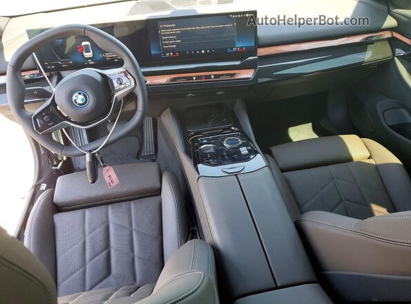 WBY33FK05RCT06254 2024 BMW OTHER White Առջևի վահանակի տեսք