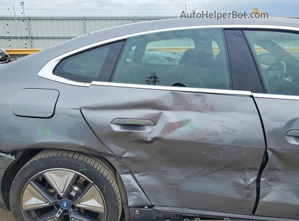 WBY83FB08RFS82133 2024 BMW I4 Gray Հետևի նստատեղերի տեսք