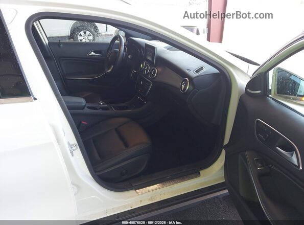 WDCTG4EB2HJ348375 2017 MERCEDES-BENZ GLA 250 White წინა სალონის ხედი