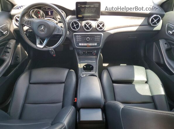 WDCTG4EB2JJ433819 2018 MERCEDES-BENZ GLA White Widok deski rozdzielczej