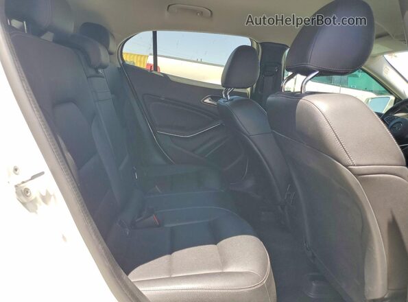 WDCTG4EB2JJ433819 2018 MERCEDES-BENZ GLA White Widok tylnych siedzeń