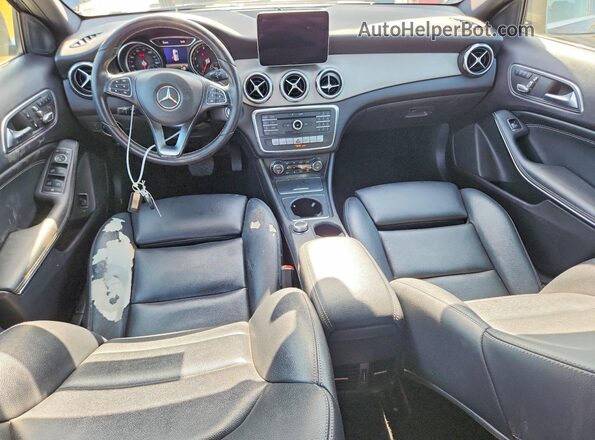 WDCTG4EB2JJ482244 2018 MERCEDES-BENZ GLA Gray Vista del salpicadero
