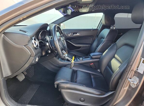 WDCTG4EB3JJ369838 2018 MERCEDES-BENZ GLA Gray Vista interior delantera