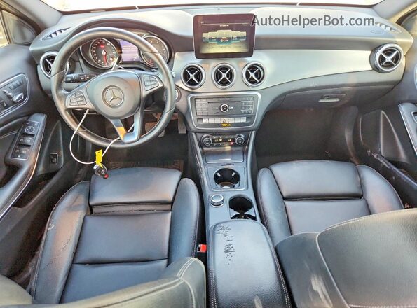 WDCTG4EB3JJ369838 2018 MERCEDES-BENZ GLA Gray Vista del salpicadero