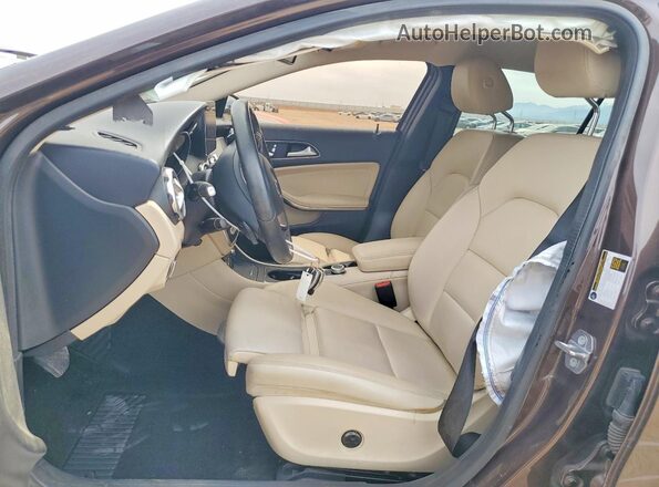 WDCTG4EB3JJ481331 2018 MERCEDES-BENZ GLA Brown Widok wnętrza z przodu