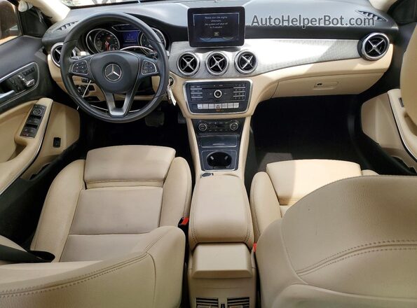 WDCTG4EB3JJ481331 2018 MERCEDES-BENZ GLA Brown Widok deski rozdzielczej