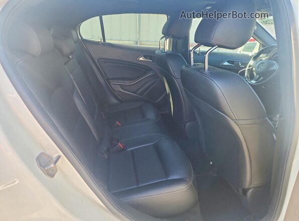 WDCTG4EB3KU004267 2019 MERCEDES-BENZ GLA Белый Вид задней части салона