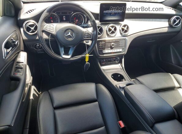 WDCTG4EB5KU010460 2019 MERCEDES-BENZ GLA Белый Вид панели приборов