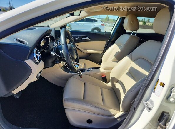 WDCTG4EB6JJ457962 2018 MERCEDES-BENZ GLA Белый Вид салона спереди