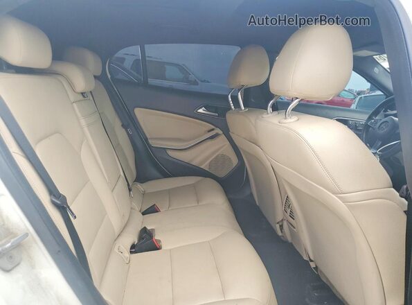 WDCTG4EBXHJ306696 2017 MERCEDES-BENZ GLA Белый Вид задней части салона