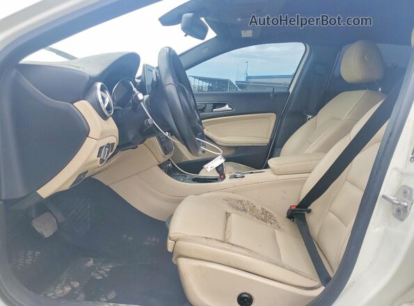 WDCTG4EBXHJ306696 2017 MERCEDES-BENZ GLA Белый Вид салона спереди