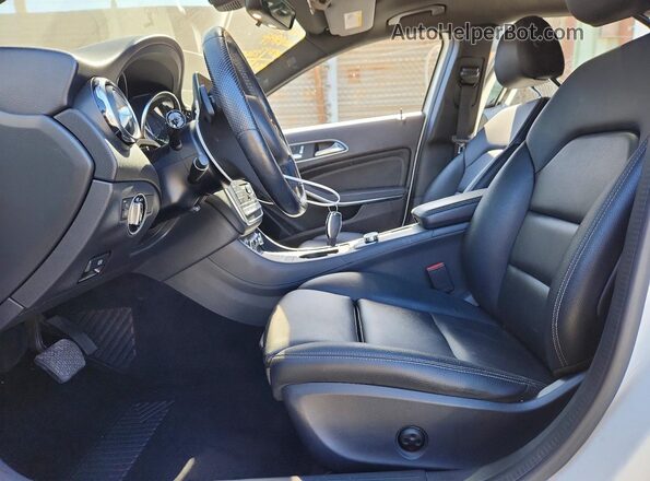 WDCTG4GB2KJ533918 2019 MERCEDES-BENZ GLA White Vista interior delantera