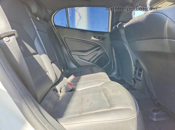 WDCTG4GB2KJ533918 2019 MERCEDES-BENZ GLA White Vista interior trasera