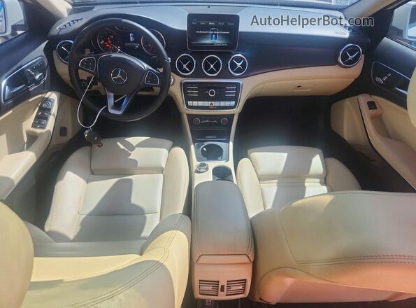 WDCTG4GB8JJ514286 2018 MERCEDES-BENZ GLA White Vista del salpicadero