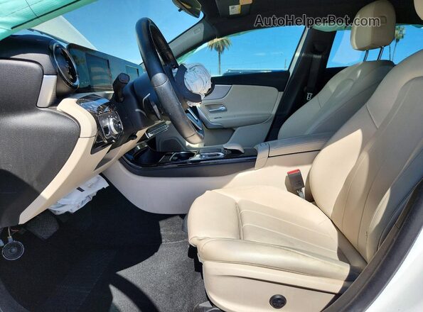 WDD3G4EB3KW021506 2019 MERCEDES-BENZ A Белый Вид салона спереди