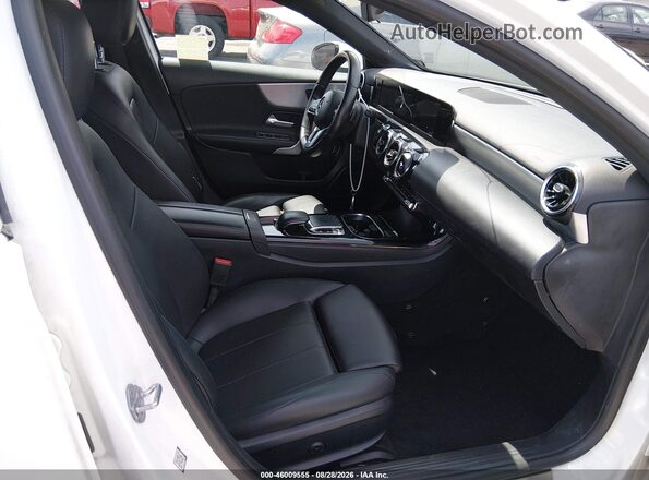 WDD3G4EB4KW013740 2019 MERCEDES-BENZ A 220 Белый Вид салона спереди