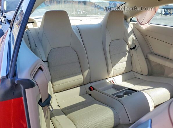 WDDKJ6FB1GF319292 2016 MERCEDES-BENZ E Red Vista de los asientos traseros