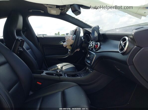 WDDSJ4EB0JN526131 2018 MERCEDES-BENZ CLA 250 Белый Вид салона спереди