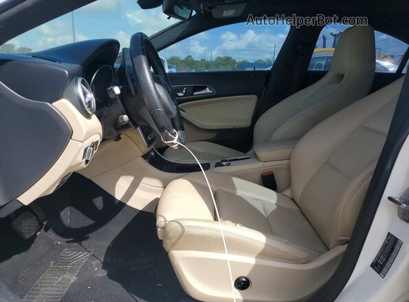 WDDSJ4EB2KN729877 2019 MERCEDES-BENZ CLA-CLASS Белый Вид панели приборов