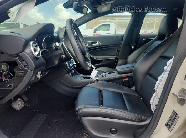 WDDSJ4EB4JN575266 2018 MERCEDES-BENZ CLA-CLASS Белый Вид салона спереди