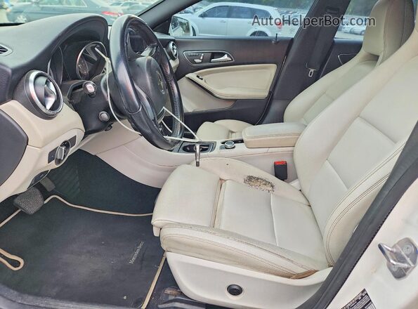 WDDSJ4GB1KN740530 2019 MERCEDES-BENZ CLA-CLASS White Widok wnętrza z przodu