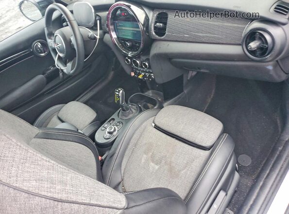 WMW13DJ09P2S93569 2023 MINI COOPER Green Vista del salpicadero