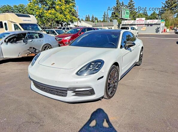 WP0AA2A71HL103883 2017 PORSCHE PANAMERA White Vista interior delantera