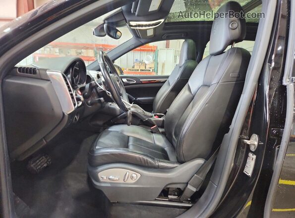 WP1AA2A21HKA80923 2017 PORSCHE CAYENNE Black Вид салону спереду