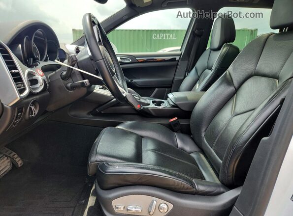 WP1AA2A21HKA82865 2017 PORSCHE CAYENNE White წინა სალონის ხედი