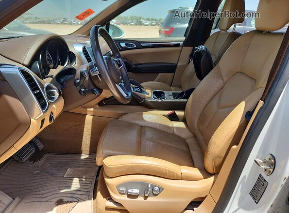 WP1AA2A23HKA82320 2017 PORSCHE CAYENNE White Front interior view