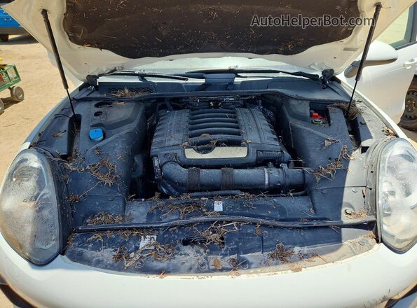 WP1AA2A23HKA82320 2017 PORSCHE CAYENNE White Engine compartment view