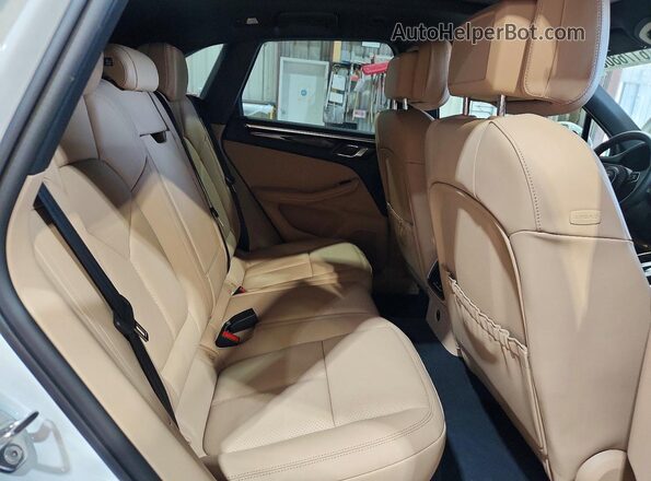 WP1AA2A57TLB14733 2026 PORSCHE MACAN White Vista interior trasera