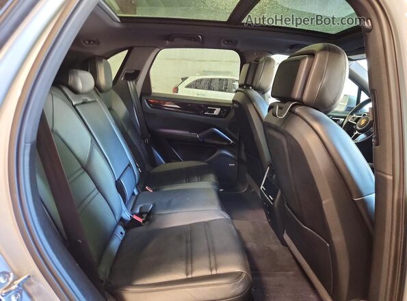 WP1AA2AY0KDA02794 2019 PORSCHE CAYENNE Silver Вид задньої частини салону