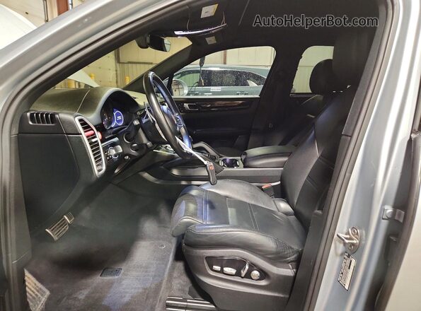 WP1AA2AY1KDA03095 2019 PORSCHE CAYENNE Серебряный Вид салона спереди