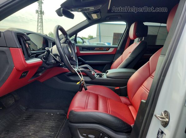 WP1AA2AY1RDA09554 2024 PORSCHE CAYENNE White Front interior view